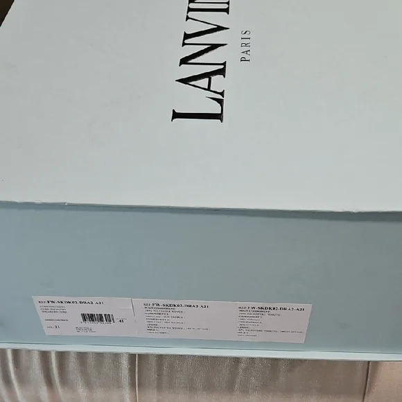 Stylish High-Top Sneakers with Bold Laces USED 1X